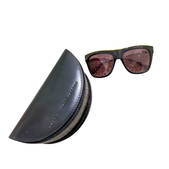 Marc Jacobs Black Classic Sunglasses marked gold tone sides in case - Picture 1 of 8